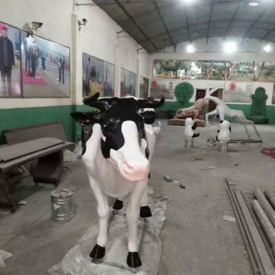 玻璃钢奶牛雕塑 动物奶牛雕塑加工厂家